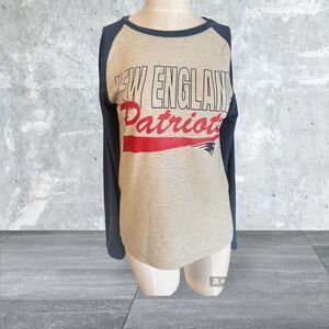 Women’s long sleeve Patriots shirt. SIZE M. NFL Team Apparel.